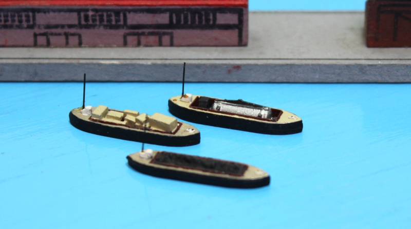 3 Motorbargen beladen